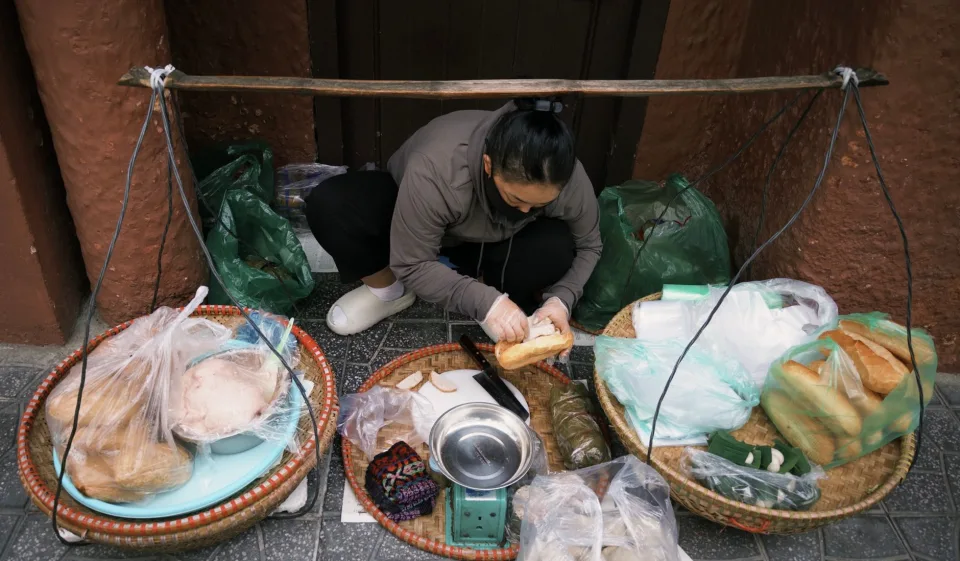 Bàn ăn tại Phan Thị Hồng Mận